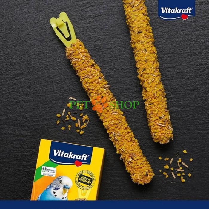 <p><strong>Функциональное лакомство для птиц во время линьки.</strong> Vitakraft Kr&auml;cker&reg; Feather Care &mdash; это три слоя нежной зерновой смеси на натуральном деревянном стержне с клипсой для крепления в клетке. Лакомство обогащено витаминами A, D3, аминокислотой DL-метионин и минералами (йод, цинк, марганец) &mdash; всё необходимое для поддержки оперения и кожи в период смены пера.</p>