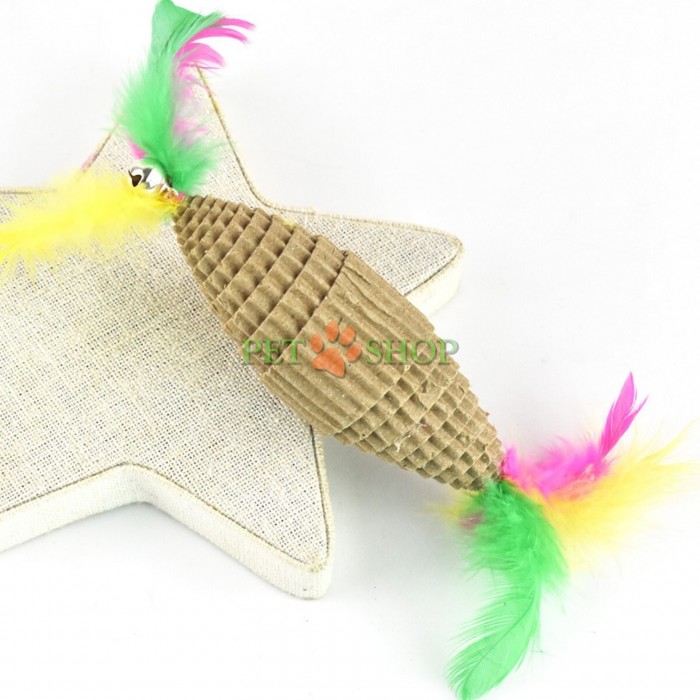 <p><strong>Картонная игрушка с перьями </strong>&mdash; это простое, но невероятно увлекательное развлечение для кошек, которое пробуждает их природные охотничьи инстинкты и помогает поддерживать активность в течение дня.</p>