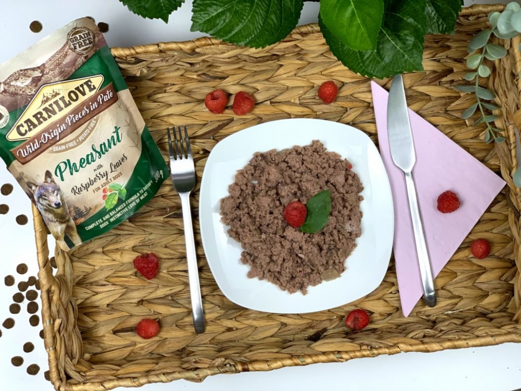 <p><strong>Carnilov Pheasant with Raspberryleaf 300 gramm, O mâncare completă sau un topping delicios pentru granule. Fără cereale, cartofi, OMG, soia, conservanți sau coloranți. Conținut ridicat de carne 85%, Carne de fazan</strong></p>