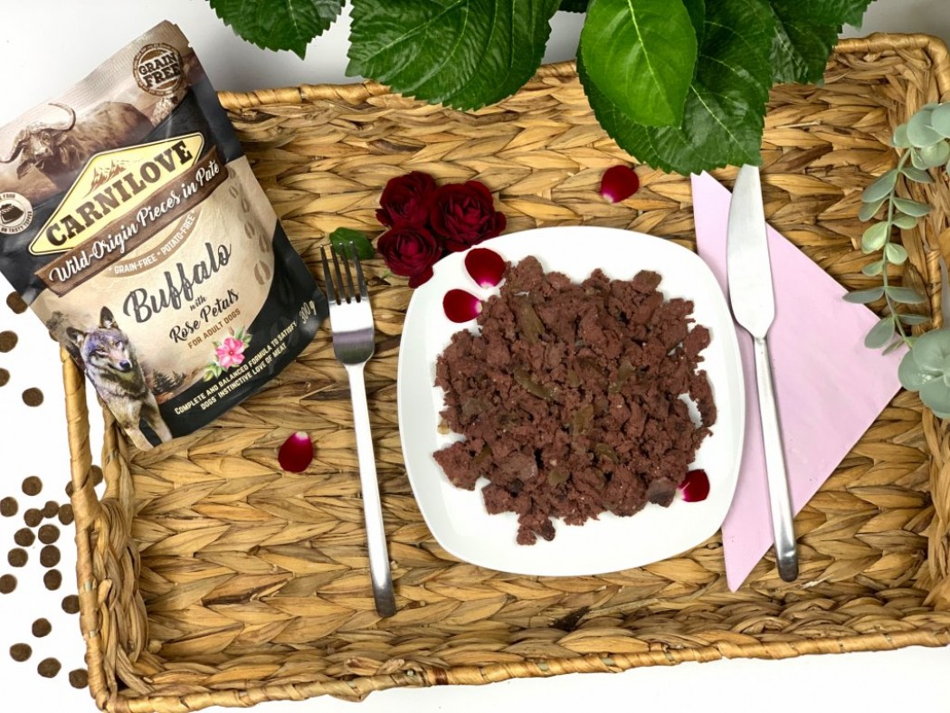 <p><strong>Carnilove Buffalo with Rose Petals 300 gramm, O mâncare completă sau un topping delicios pentru granule. Fără cereale, cartofi, OMG, soia, conservanți sau coloranți. Conținut ridicat de carne 85%.</strong></p>