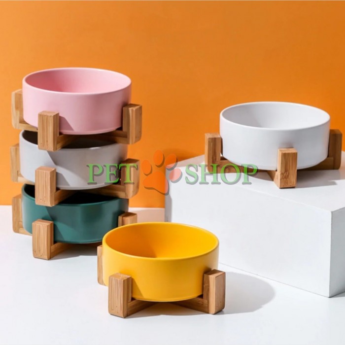 <p>Bol ceramic antiderapant cu suport din bambus &mdash; un accesoriu elegant și practic pentru hrănirea confortabilă a pisicilor și c&acirc;inilor de talie mică.</p>