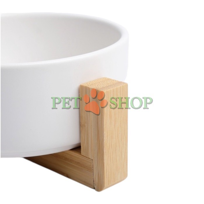 <p>Bol ceramic antiderapant cu suport din bambus &mdash; un accesoriu elegant și practic pentru hrănirea confortabilă a pisicilor și c&acirc;inilor de talie mică.</p>